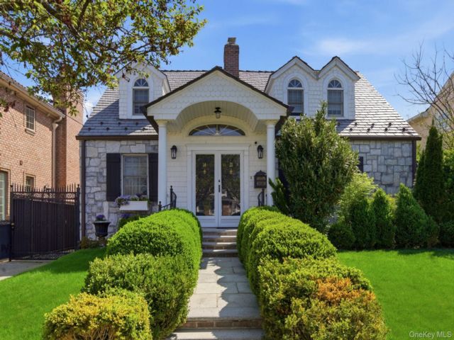  2 BR,  3.00 BTH &nbsp;Cape cod style home in Whitestone