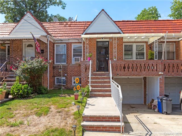  3 BR,  2.00 BTH &nbsp;A-frame style home in Whitestone