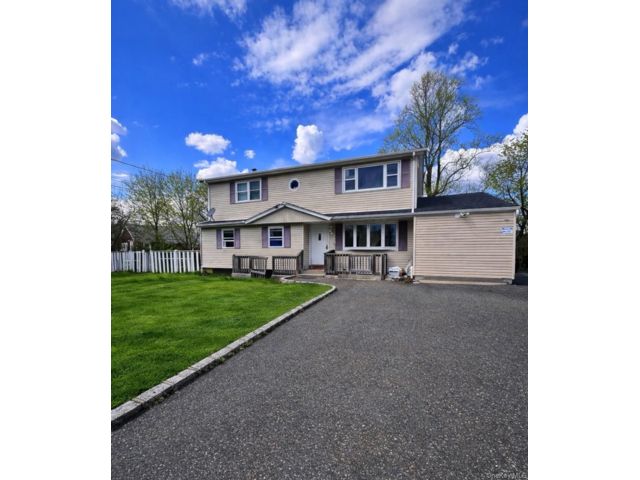  7 BR,  5.00 BTH &nbsp;Colonial style home in Central Islip