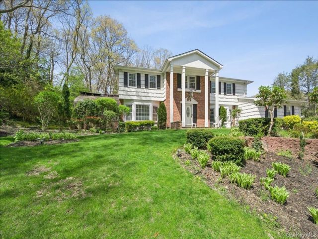  5 BR,  5.00 BTH &nbsp;Colonial style home in Dix Hills