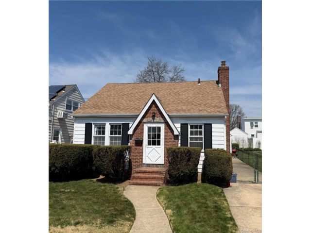  2 BR,  1.00 BTH &nbsp;Cape cod style home in Franklin Square