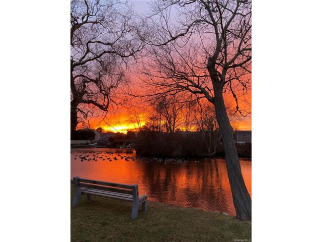  4 BR,  4.00 BTH &nbsp;Split ranch style home in West Islip