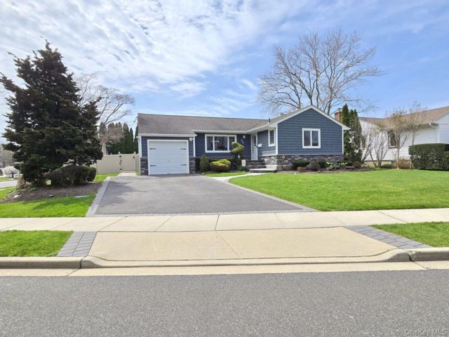  4 BR,  3.00 BTH &nbsp;Ranch style home in Farmingdale
