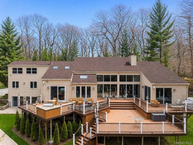  6 BR,  6.00 BTH &nbsp;Contemporary style home in Woodbury