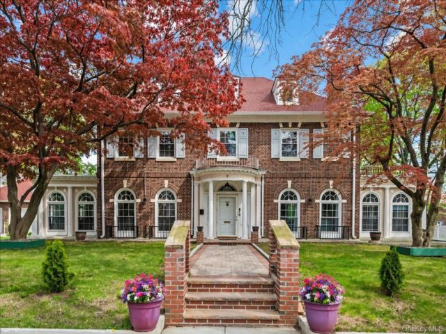  6 BR,  5.00 BTH &nbsp;Colonial style home in Mount Vernon