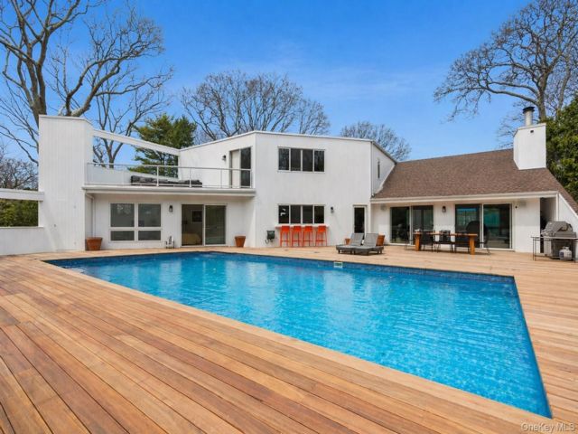  3 BR,  4.00 BTH &nbsp;Modern style home in Quogue