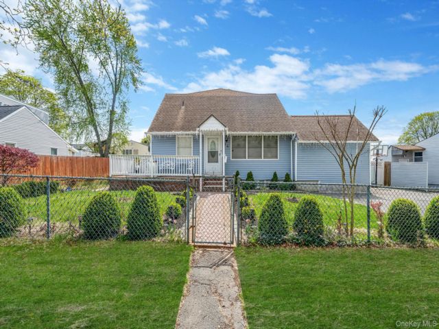  4 BR,  4.00 BTH &nbsp;Exp cape style home in Central Islip