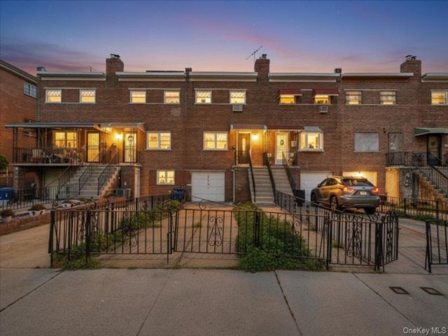  3 BR,  3.00 BTH &nbsp;Other style home in Throggs Neck