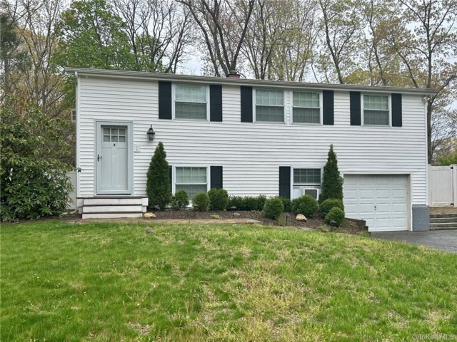  3 BR,  2.00 BTH &nbsp;Hi ranch style home in East Setauket