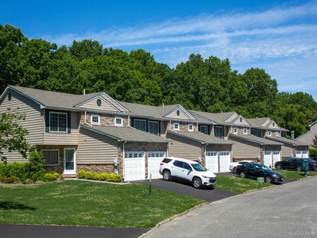  3 BR,  2.00 BTH &nbsp;Other style home in Coram