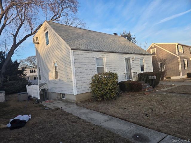  5 BR,  3.00 BTH &nbsp;Exp cape style home in Bethpage