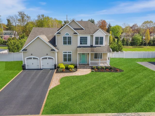  5 BR,  3.00 BTH &nbsp;Contemporary style home in Greenlawn
