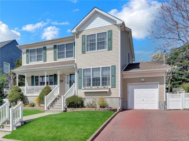  4 BR,  3.00 BTH &nbsp;Colonial style home in Lynbrook