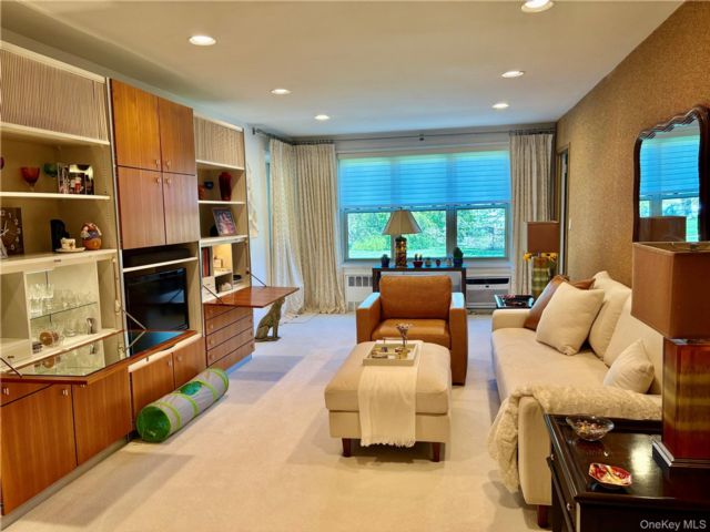  3 BR,  2.00 BTH &nbsp;Other style home in Bayside