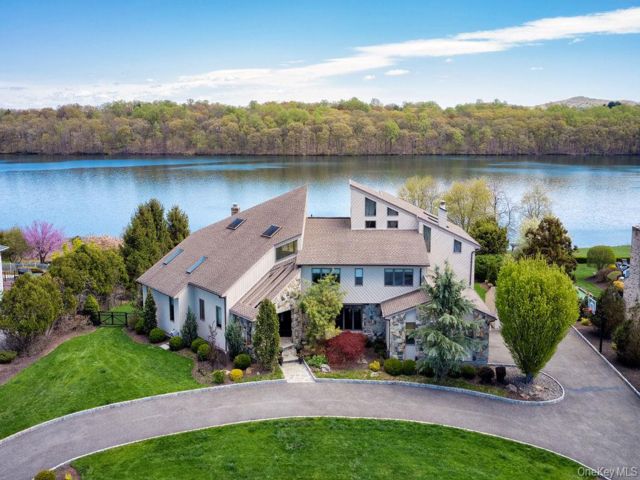  5 BR,  5.00 BTH &nbsp;Colonial style home in New City