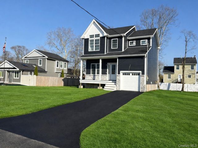  3 BR,  3.00 BTH &nbsp;Colonial style home in Mastic Beach