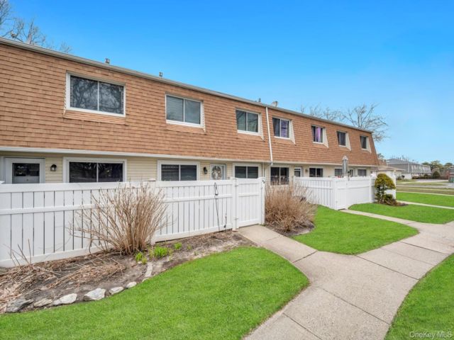  2 BR,  1.00 BTH &nbsp;Garden style home in Holtsville