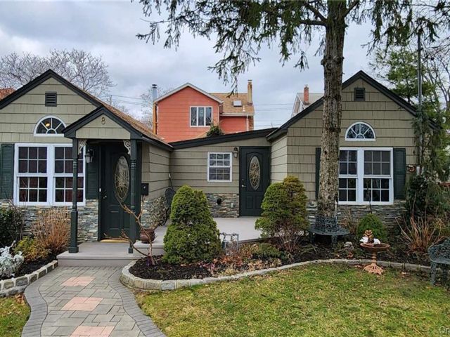  2 BR,  2.00 BTH &nbsp;Bungalow style home in Oceanside