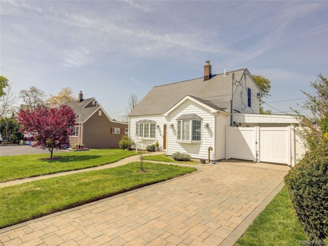  3 BR,  2.00 BTH &nbsp;Exp cape style home in Levittown