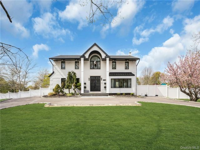  4 BR,  4.00 BTH &nbsp;Colonial style home in Melville