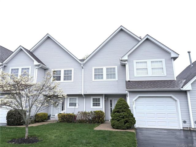  3 BR,  3.00 BTH &nbsp;Condo style home in East Setauket