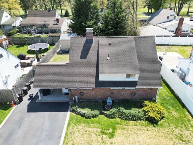  3 BR,  2.00 BTH &nbsp;Cape cod style home in Westbury