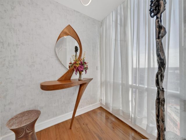  2 BR,  3.00 BTH &nbsp;Other style home in White Plains