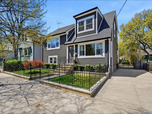  4 BR,  4.00 BTH &nbsp;Other style home in City Island