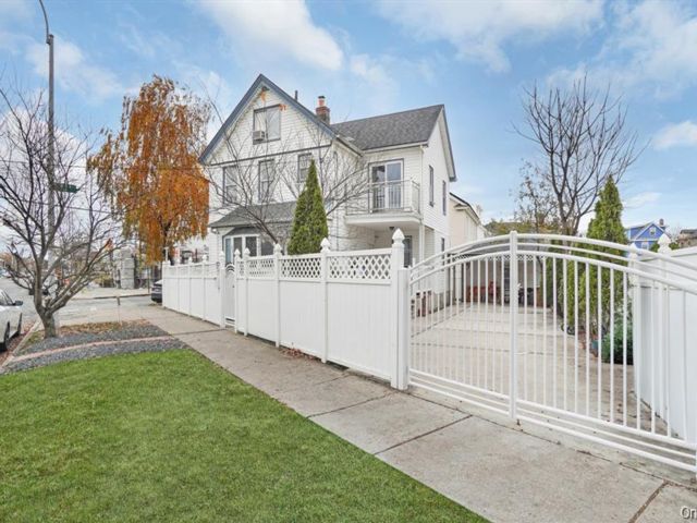  6 BR,  4.00 BTH &nbsp;Colonial style home in Queens Village