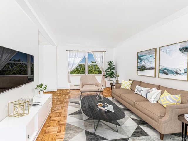  3 BR,  2.00 BTH &nbsp;Full floor apar style home in Riverdale