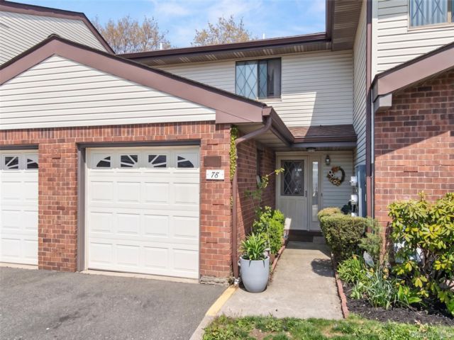  2 BR,  2.00 BTH &nbsp;Condo style home in Copiague