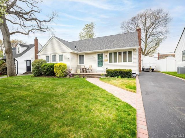  3 BR,  2.00 BTH &nbsp;Ranch style home in East Meadow