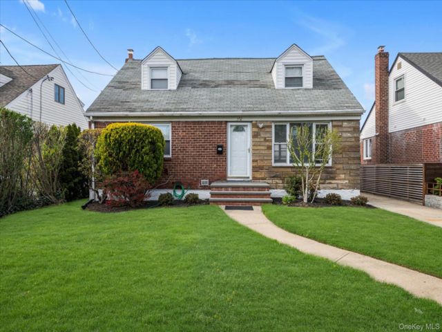  4 BR,  2.00 BTH &nbsp;Exp cape style home in Mineola