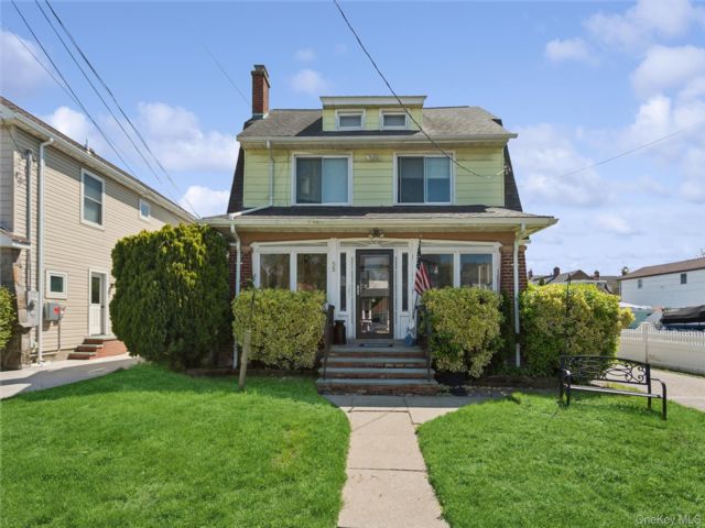  6 BR,  5.00 BTH &nbsp;Colonial style home in East Rockaway