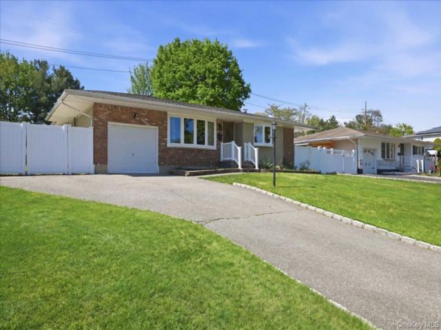  3 BR,  2.00 BTH &nbsp;Exp ranch style home in Saint James