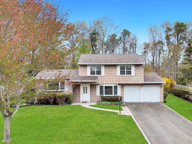  4 BR,  2.00 BTH &nbsp;Colonial style home in Bohemia