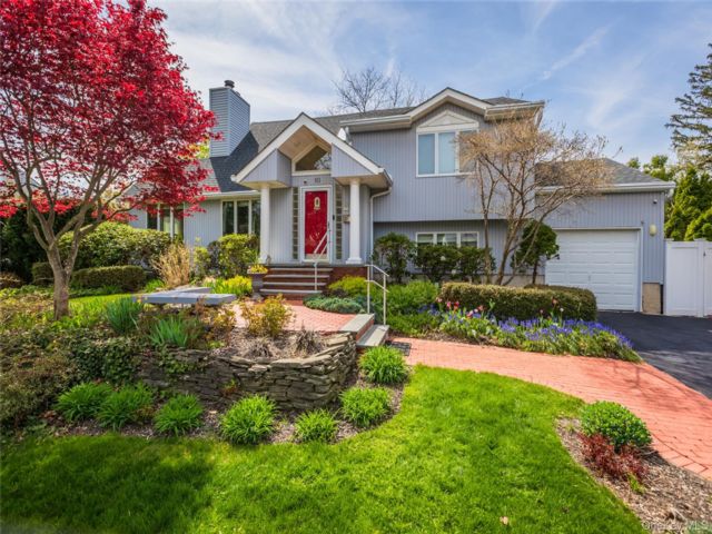  3 BR,  3.00 BTH &nbsp;Split level style home in East Northport