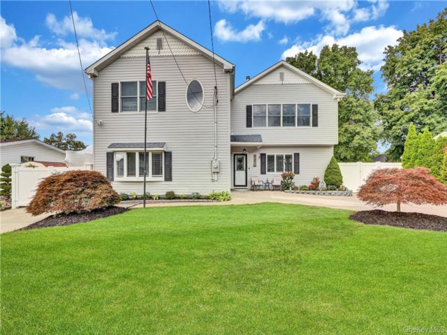  5 BR,  3.00 BTH &nbsp;Raised ranch style home in Selden
