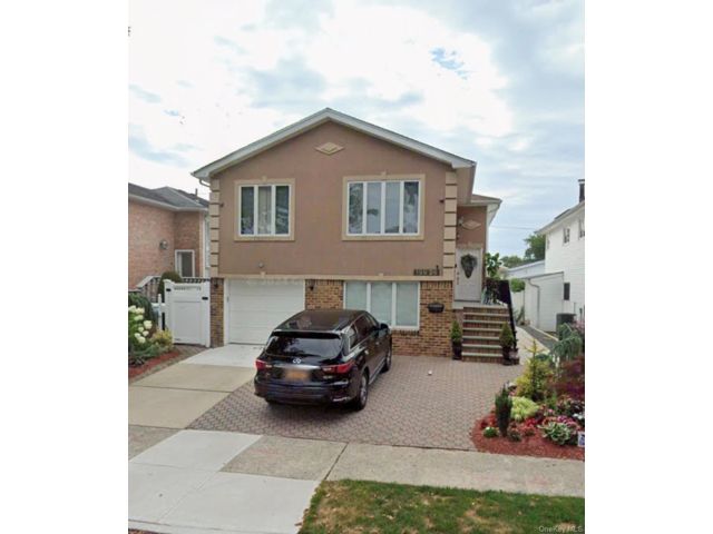  3 BR,  2.00 BTH &nbsp;Hi ranch style home in Howard Beach