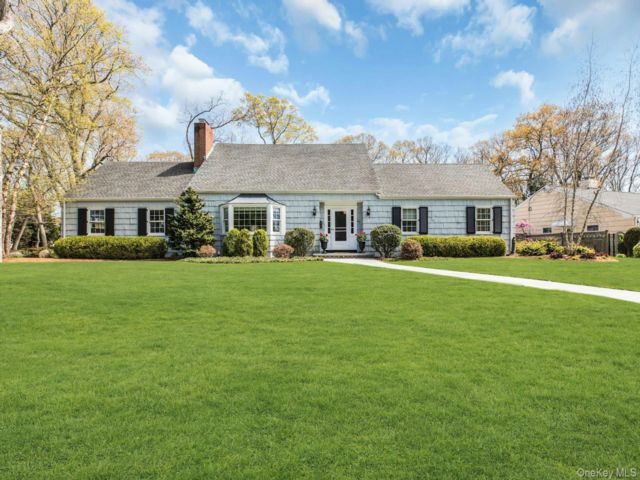  3 BR,  2.00 BTH &nbsp;Cape cod style home in Farmingdale