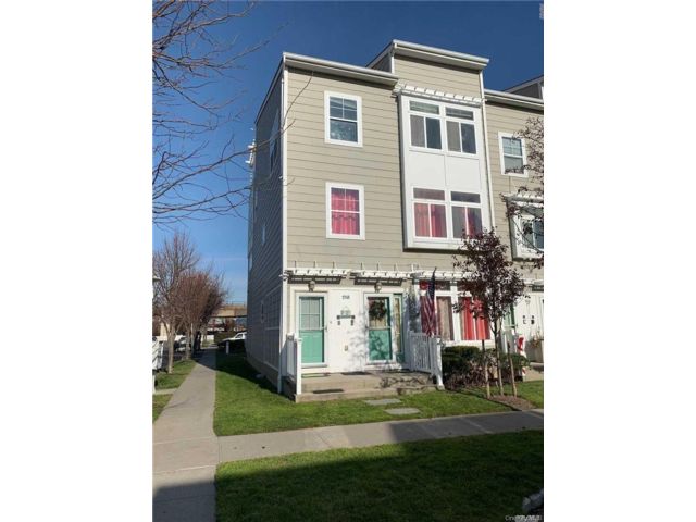  3 BR,  3.00 BTH &nbsp;Colonial style home in Arverne
