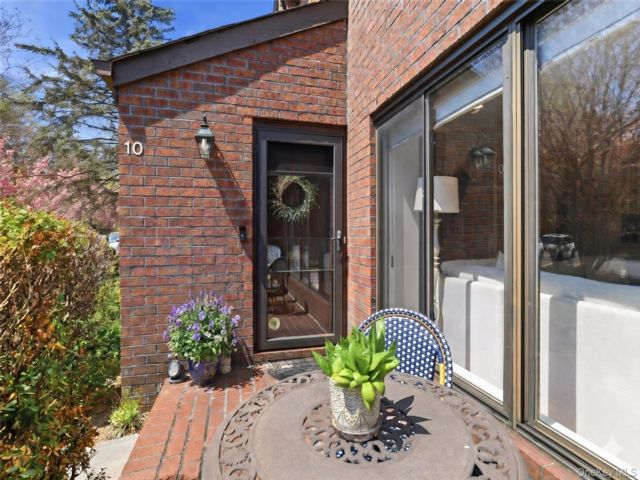 [Roslyn Real Estate, listing number 7278965]