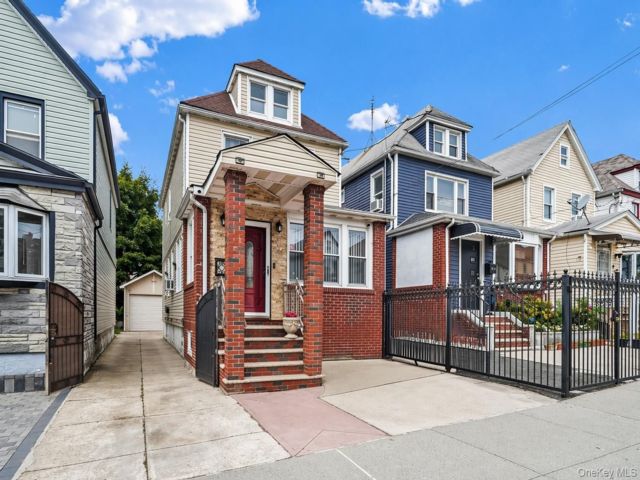  3 BR,  2.00 BTH &nbsp;Colonial style home in Hollis