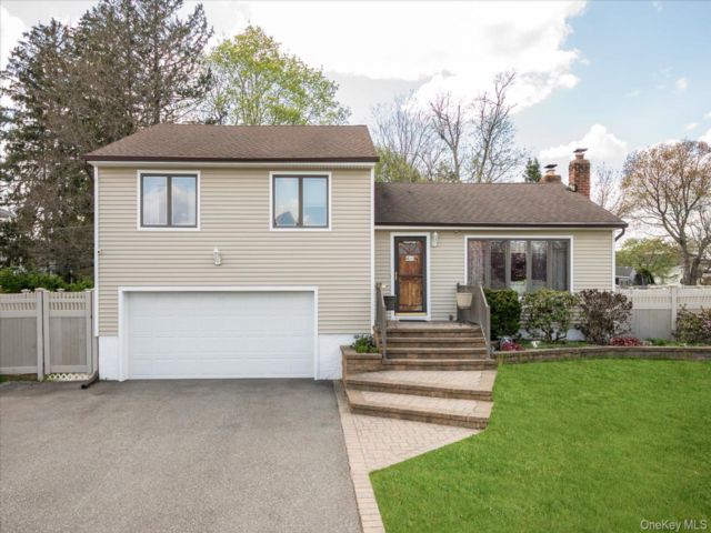  3 BR,  3.00 BTH &nbsp;Split level style home in Plainview