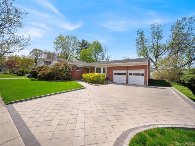  3 BR,  3.00 BTH &nbsp;Ranch style home in Jericho