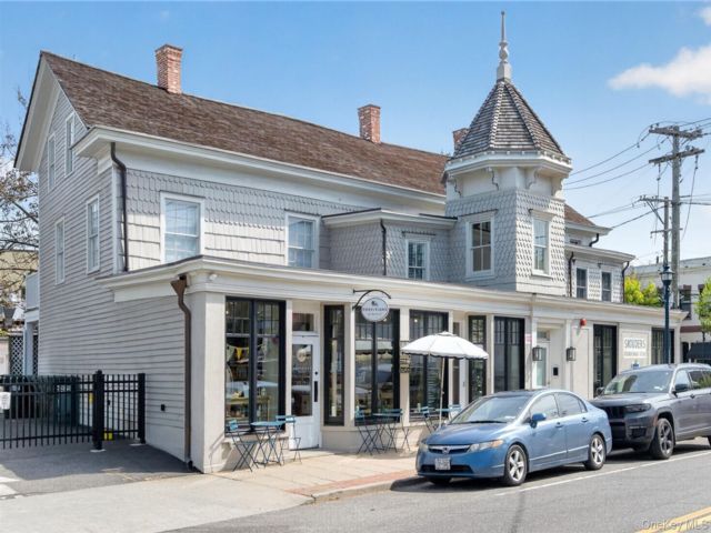  1 BR,  1.00 BTH &nbsp;Victorian style home in Oyster Bay