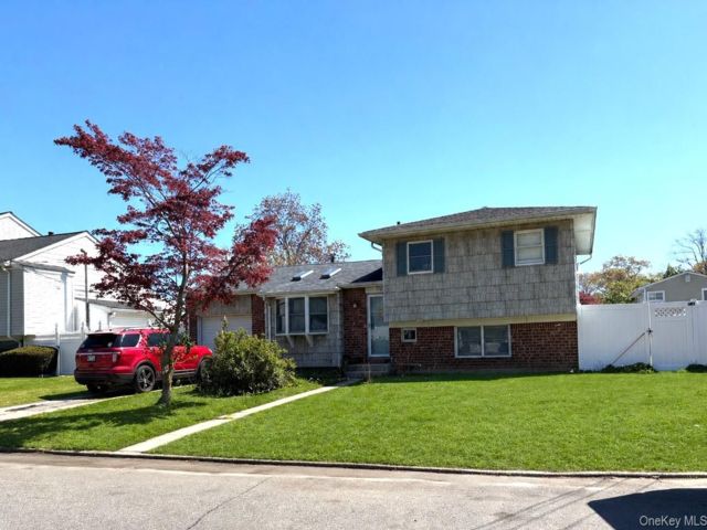  4 BR,  2.00 BTH &nbsp;Split ranch style home in Deer Park