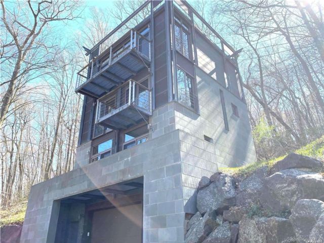  2 BR,  2.00 BTH &nbsp;Mid-century mod style home in Laurel Hollow