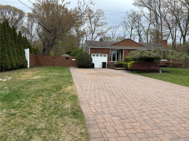  3 BR,  2.00 BTH &nbsp;Ranch style home in West Islip