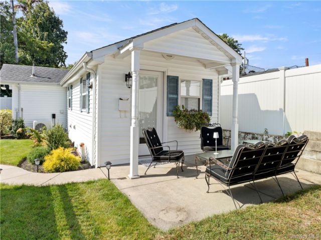  1 BR,  1.00 BTH &nbsp;Cottage style home in Bayville